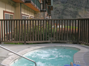 Salmon Rapids Lodge