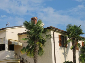 Apartment Banko A6 with Large Garden Near the Sea
