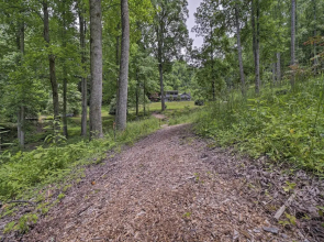 Settlers Mountain Retreat: On-site Hikes & Views!