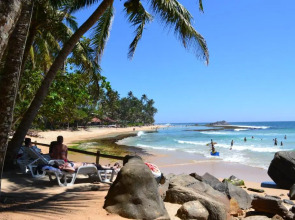 Sri Gemunu Beach Resort