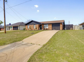 7 Mi to Lake Bridgeport: Home w/ Yard & Grill!