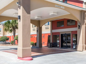 Econo Lodge Inn & Suites East Houston I-10