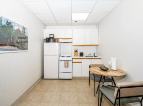 Modern Studio + Train | Theatre District | Evonify