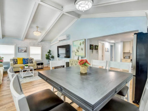 Sarasota Home w/ Screened Porch, Walk To Zoo!