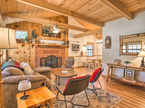 Hot Tub & Deck: Big Bear Gem Near Resorts!