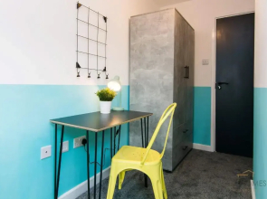 Stylish 5 Bedroom 5 Bathroom House (Sleeps 10) with Garden, Smart TV and Free Parking by Yoko Property