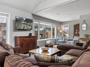 Ghostriders 10 by Avantstay Penthouse Suite w/ Large Patio & Mountain Views!