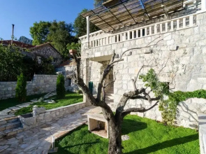 Villa Falcon Rook - Four-bedroom Villa With Terrace and Swimming Pool ID Direct Booker 1901