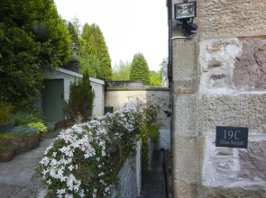 Allan Stream Apartment