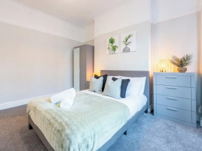 Spacious 4-Bedroom House with Garden