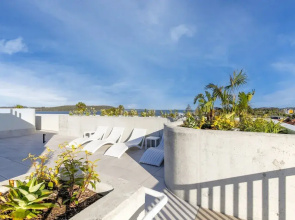 Modern 1-bedroom Apt With Sweeping Water Views