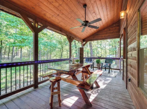 Walk to Restaurants: Hot Tub Haven in Broken Bow!