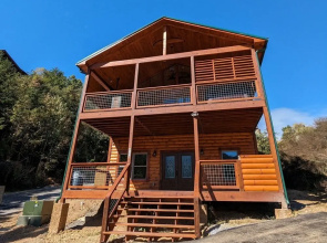 Ern806 - Splashin' Views 2 Bedroom Cabin by RedAwning
