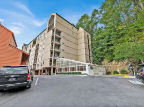 Trendy 2 BDR Condo w/ Pool + Hot Tub Near Downtown