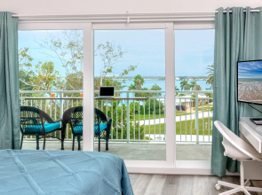 Madeira Beach Penthouse 3/3 Partial Water Views Pool 15305