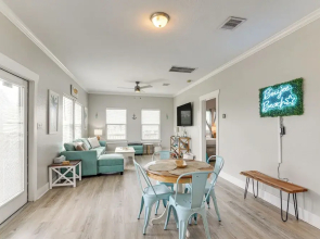 Walk to Crystal Beach: Coastal Getaway w/ Deck