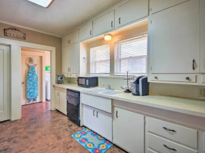 Inviting Lubbock Home > 1 Mi to Downtown