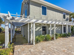South Fletcher Spacious Family Friendly Home by RedAwning