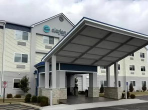 Clarion Pointe Mattoon near University