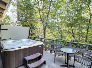 Arnold Family Cabin w/ Hot Tub, Arcade & Deck