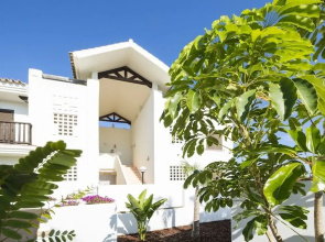 Luxury Apartment Surrounded by Several Golf Courses near Sea