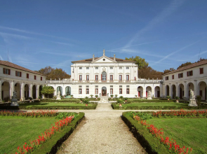 Villa in Venice With Private Pool & Park