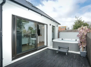 The Broadway Beach Homes Airbnb With Hot tub