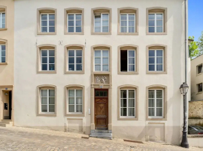 Modern Apt Old Town w Panoramic View ID4