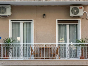 Excellent location,airport line,6min metro,100MBPS!