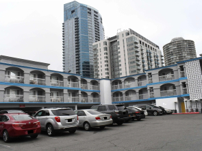 Travelodge by Wyndham Long Beach Convention Center