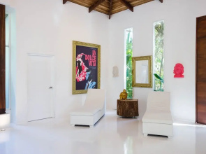 Gigi Brown Villa Paparazzi