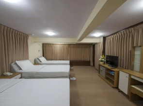 Royal Golden 81 Inn