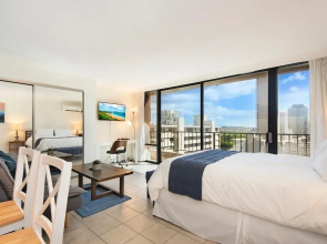 Modern Elegant Studio with ocean View...royal Gardens