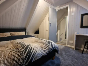 2 Bed Annex Sleeps 6, 7 Min Drive From the Beach!