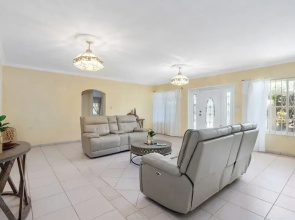 Cozy Central 4br3ba Home w Pvt Pool Largegarden