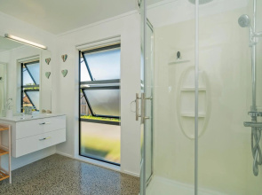 Black Beauty Retreat - Matarangi Holiday Home