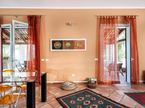 Elegant flat in villa with pool and garden, just a few kilometres from the sea!