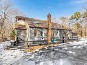 Hot Tub & Game Room: Long Pond Getaway!