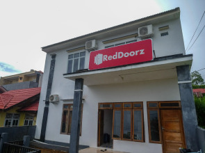 RedDoorz near De La Salle Manado