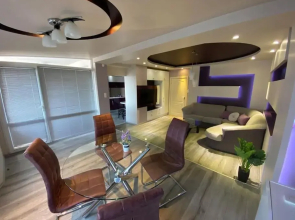 Modern 1BR Apartment with Hill View & Free Street parking