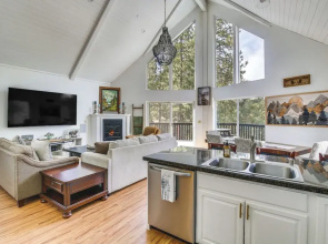 Serene Big Bear Retreat w/ Hot Tub + Game Room!