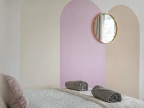 Mulberry House - Detached 6 Bedroom House with Hot Tub & Private Parking