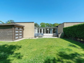 Bungalow in Sint Maartenszee Near Beach