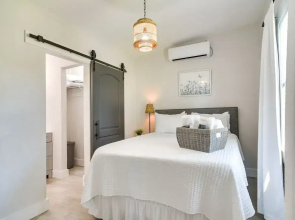Tampa Studio w/ Shared Backyard ~ 4 Mi to Downtown