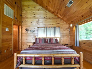 Solid Gold 1 Bedroom Home with Hot Tub