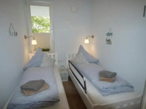 Strandperle; idyllisch gelegen mit Terrasse und Garten, für 4 Personen