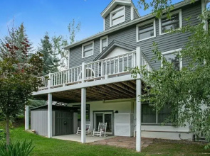 405 Greenway Circle 4 Bedroom Home by RedAwning