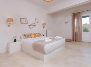 Golden Sunrise Suites - Santorini Lux Family Suite