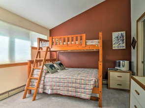 Killington Condo w/ Spa ~ 3 Miles to Ski Resort!