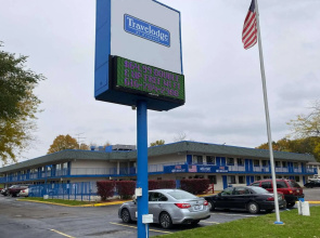 Americas Best Value Inn & Suites-Walker/Grand Rapids North